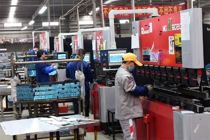 广东钣金车间工人操作数控折弯机