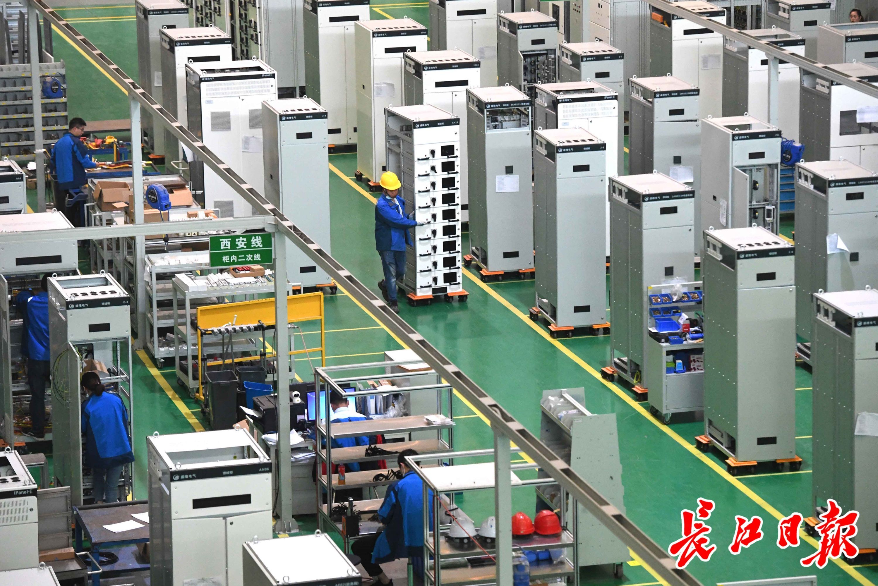 湖北电气制造车间柜体总装与工位周转场景