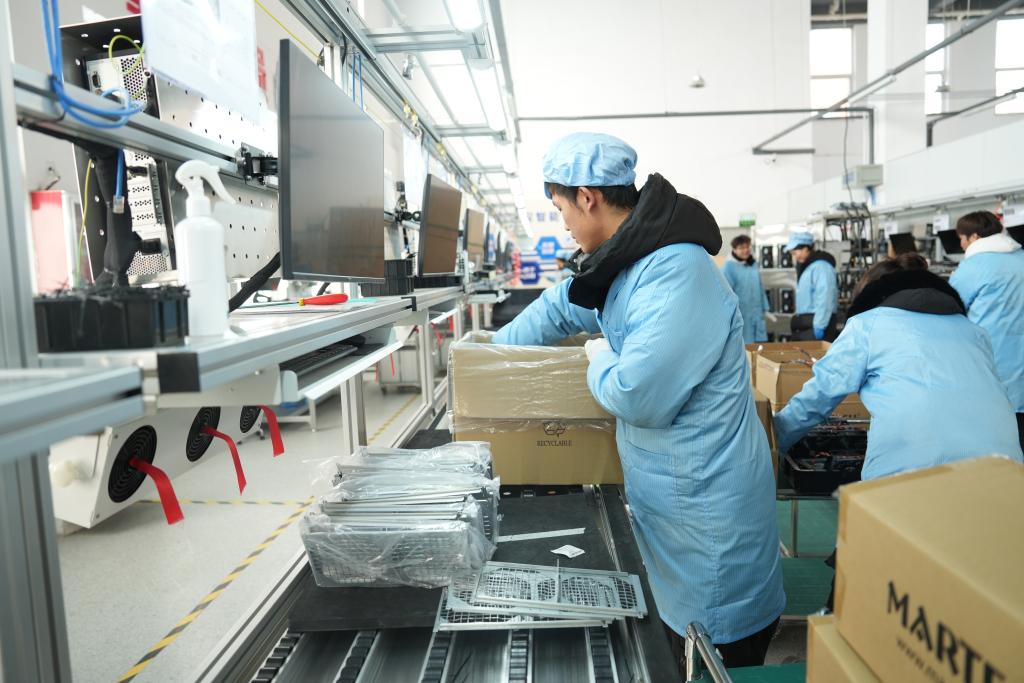 宁夏制造车间工人对设备部件进行包装和成品周转